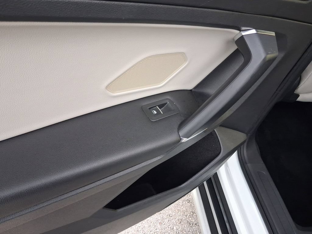 Used 2020 Volkswagen Tiguan SE FWD image 12