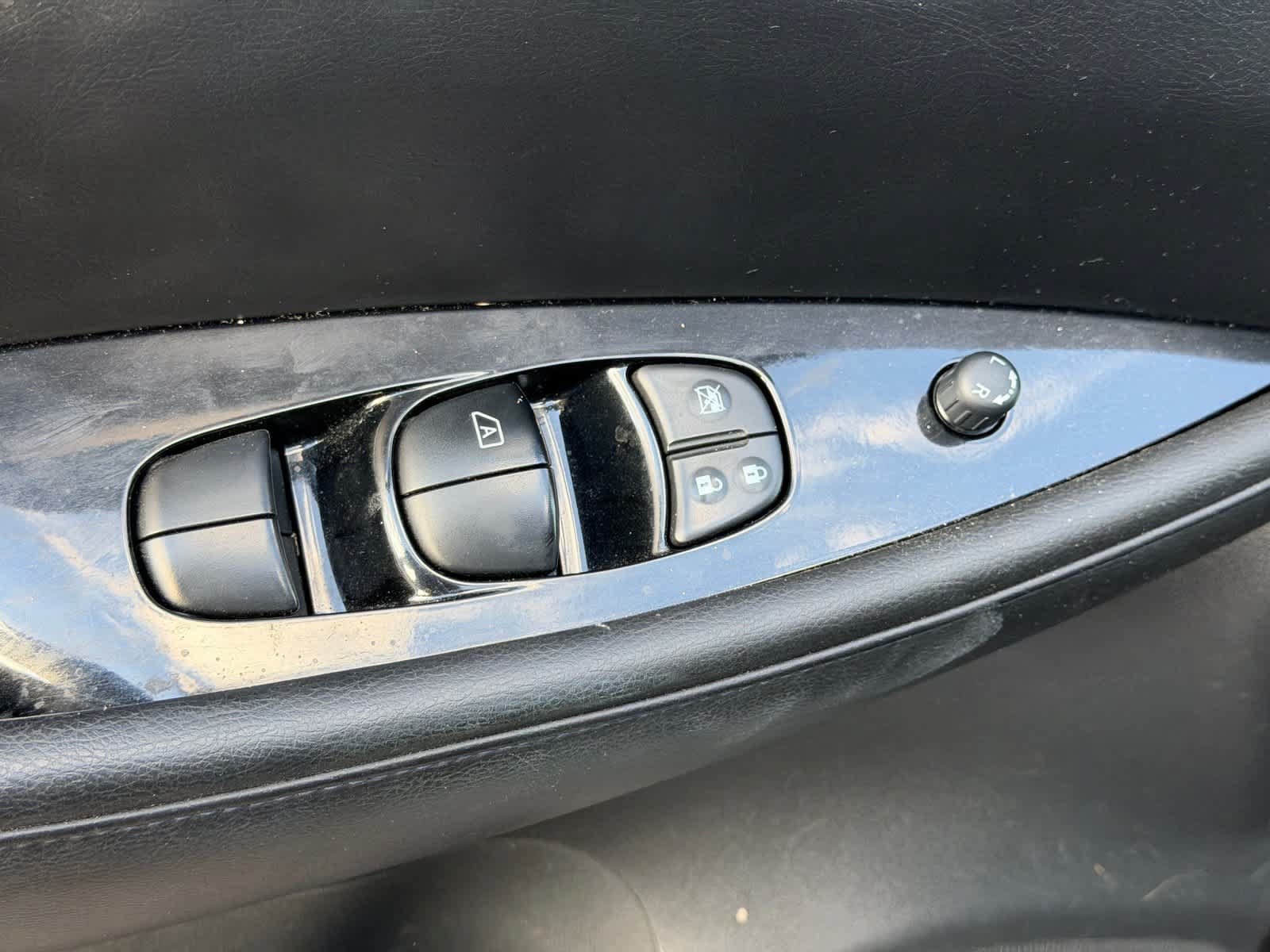 Used 2015 Nissan Leaf SL FWD image 11