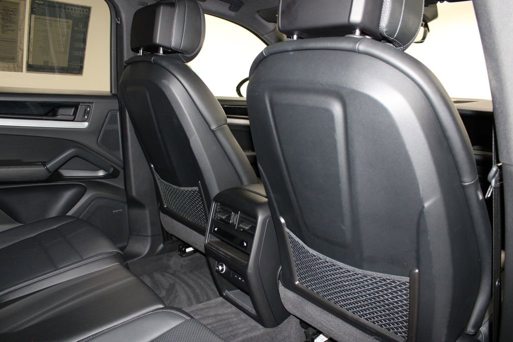 Used 2024 Porsche Cayenne AWD/4WD image 31