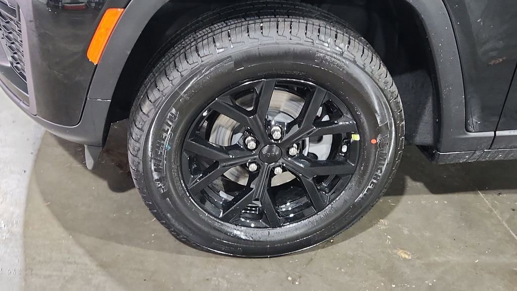 New 2026 Jeep Grand Cherokee Laredo image 14