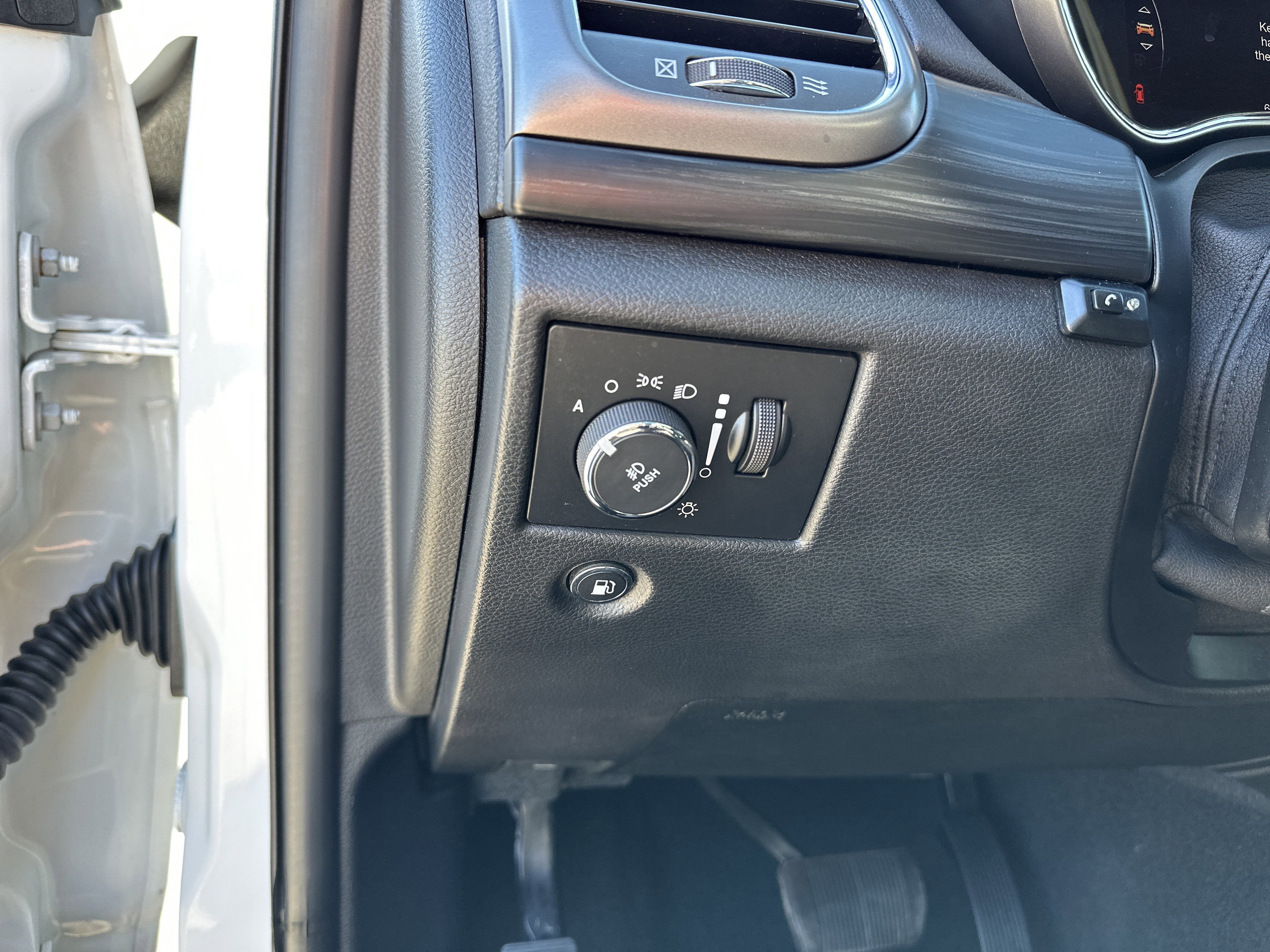 Used 2019 Jeep Grand Cherokee Laredo image 32