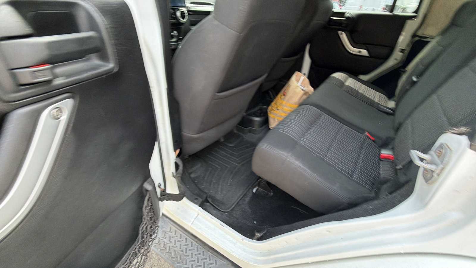 Used 2011 Jeep Wrangler Unlimited Sahara AWD/4WD image 23
