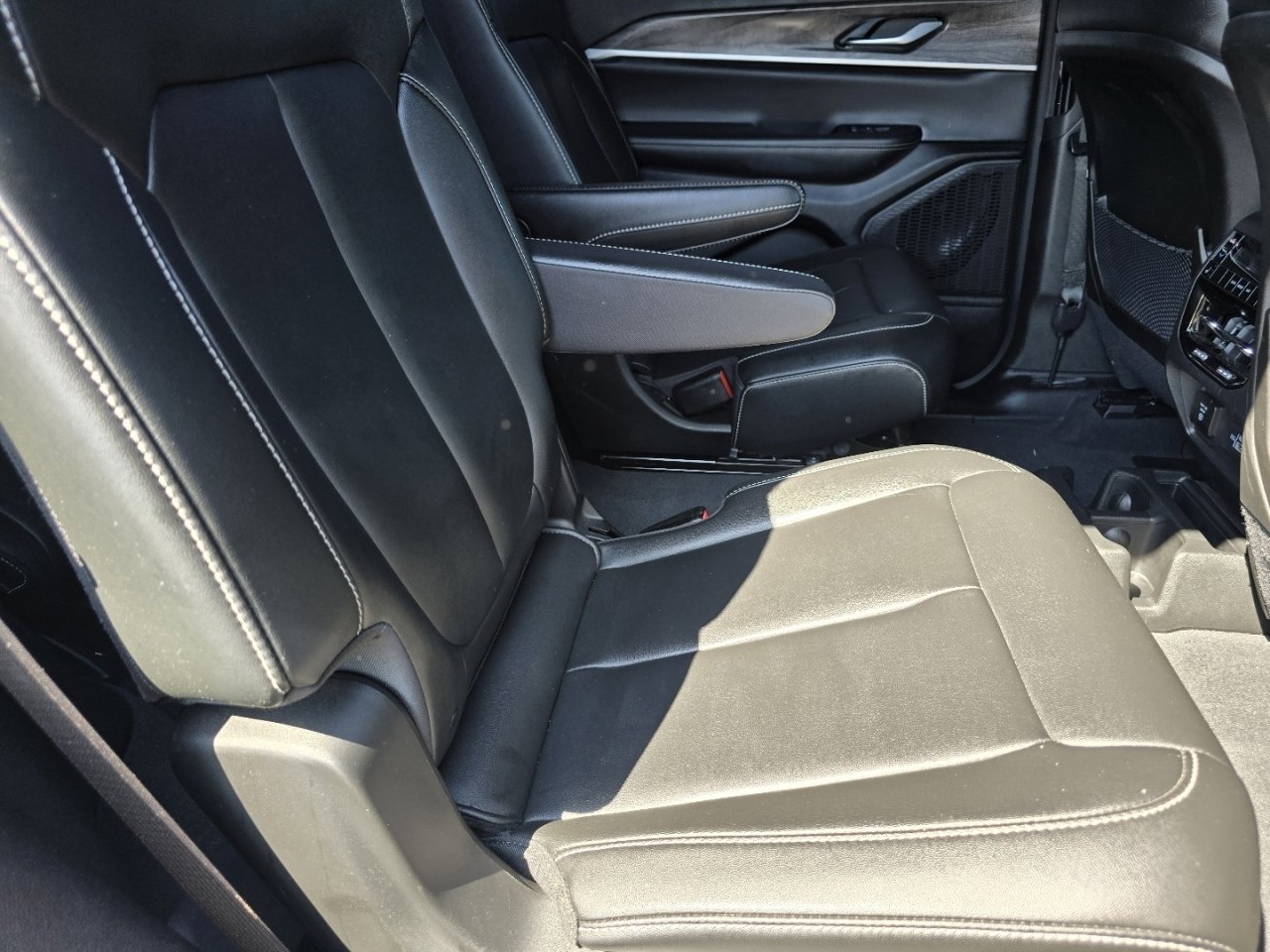 Used 2024 Jeep Grand Cherokee L Limited w/ Black Appearance Package AWD/4WD image 21