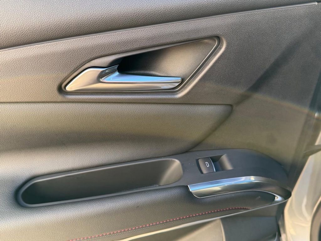 Used 2025 Chevrolet Traverse RS image 18