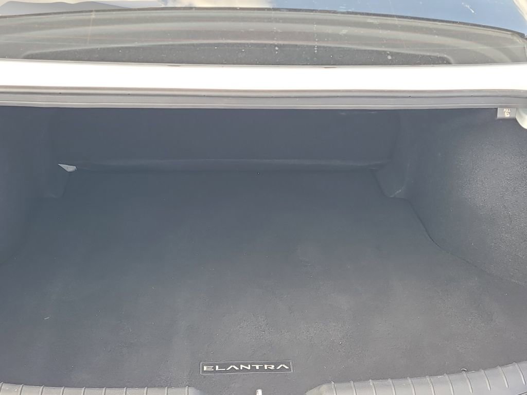 Used 2022 Hyundai Elantra SEL w/ Convenience Package FWD image 9
