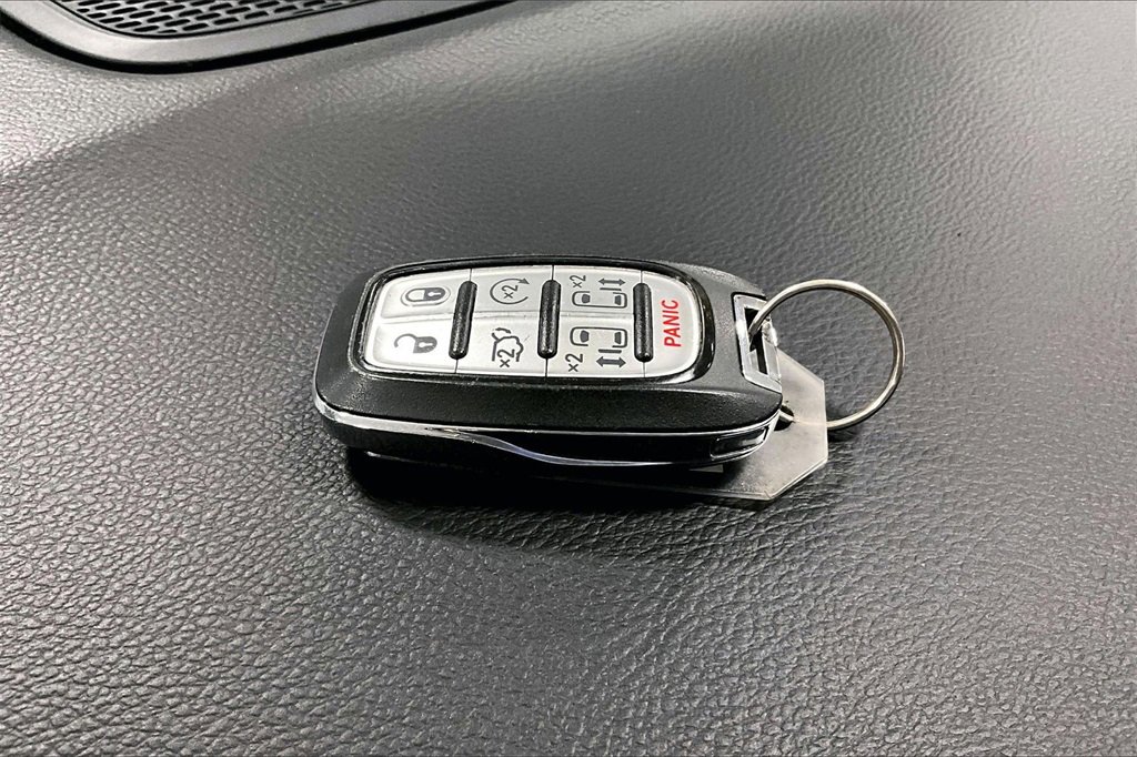 Used 2024 Chrysler Pacifica Touring-L image 11