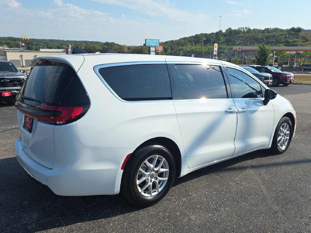 Used 2024 Chrysler Pacifica Touring-L FWD image 8