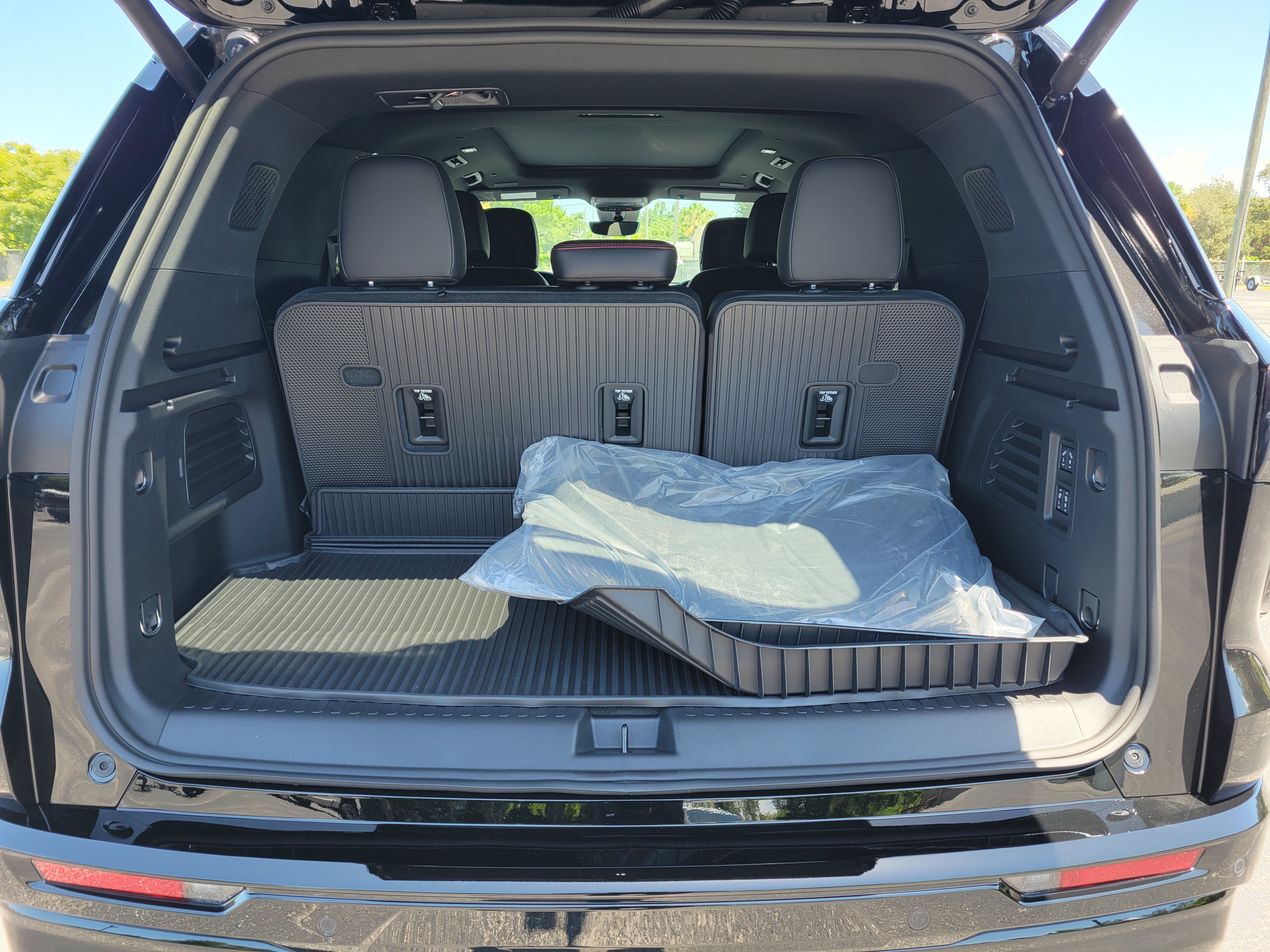 New 2027 Chevrolet Traverse RS w/ LPO, Floor Liner Package FWD image 7