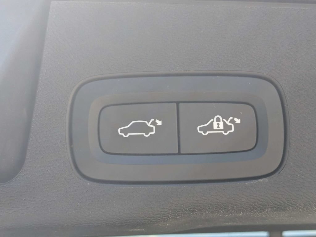 Certified 2024 Volvo XC60 B5 Ultimate w/ Protection Package Premier AWD/4WD image 19