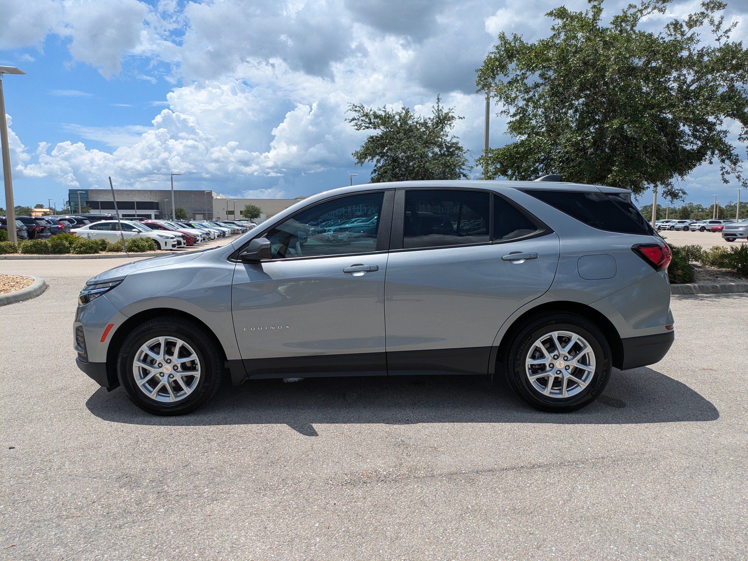 Used 2023 Chevrolet Equinox LS w/ LS Convenience Package FWD image 7