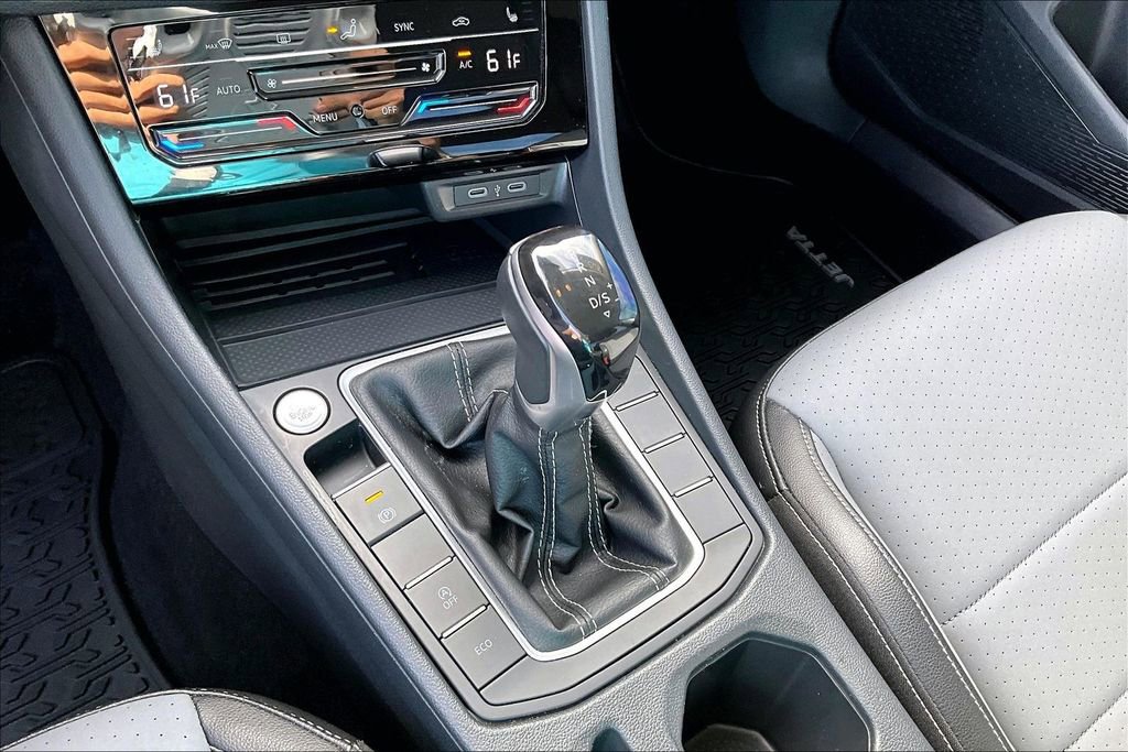 Used 2025 Volkswagen Jetta SE FWD image 28