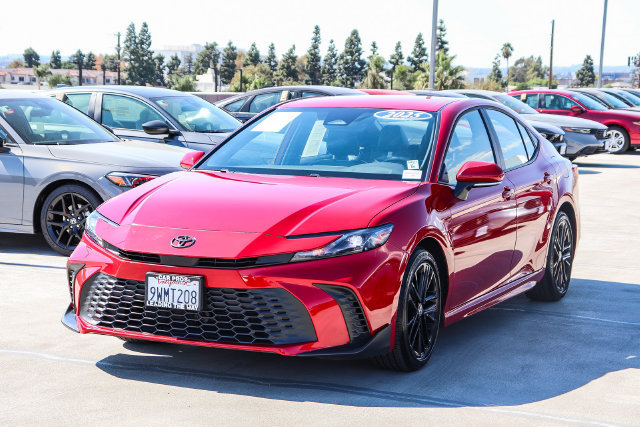Used 2025 Toyota Camry SE w/ Convenience Package FWD image 4