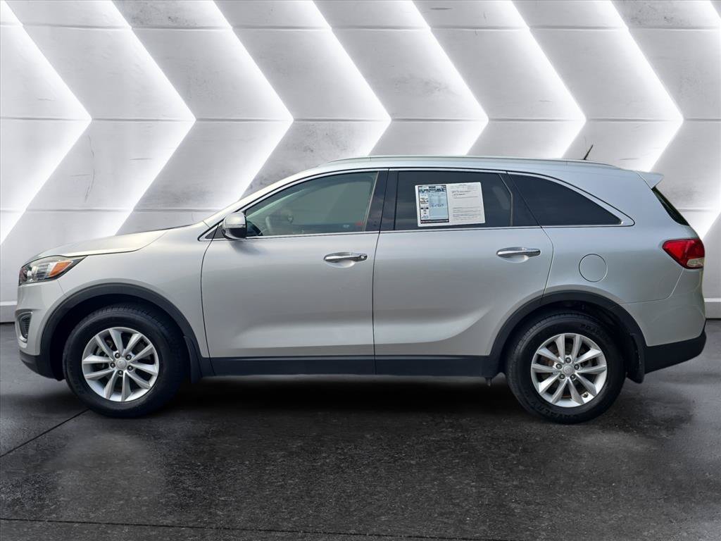 Used 2017 Kia Sorento FWD image 2