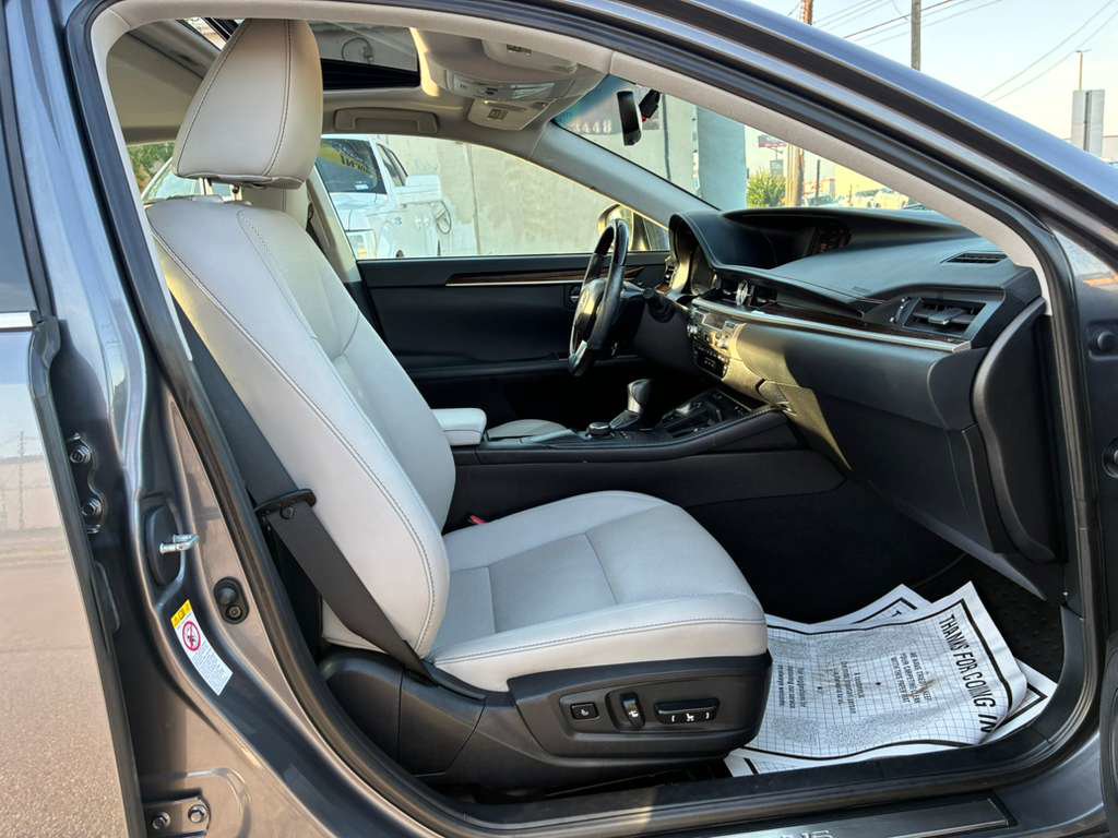 Used 2016 Lexus ES 350 w/ Premium Package w/Wood Trim FWD image 5