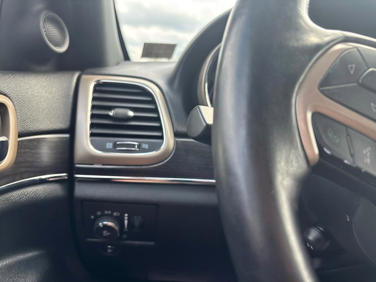 Used 2014 Jeep Grand Cherokee Limited w/ Luxury Group II AWD/4WD image 23