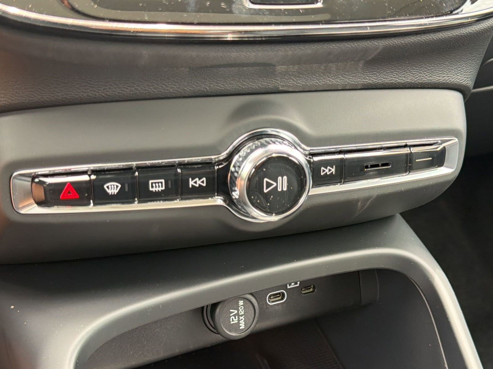 New 2026 Volvo XC40 B5 Ultra AWD/4WD image 18