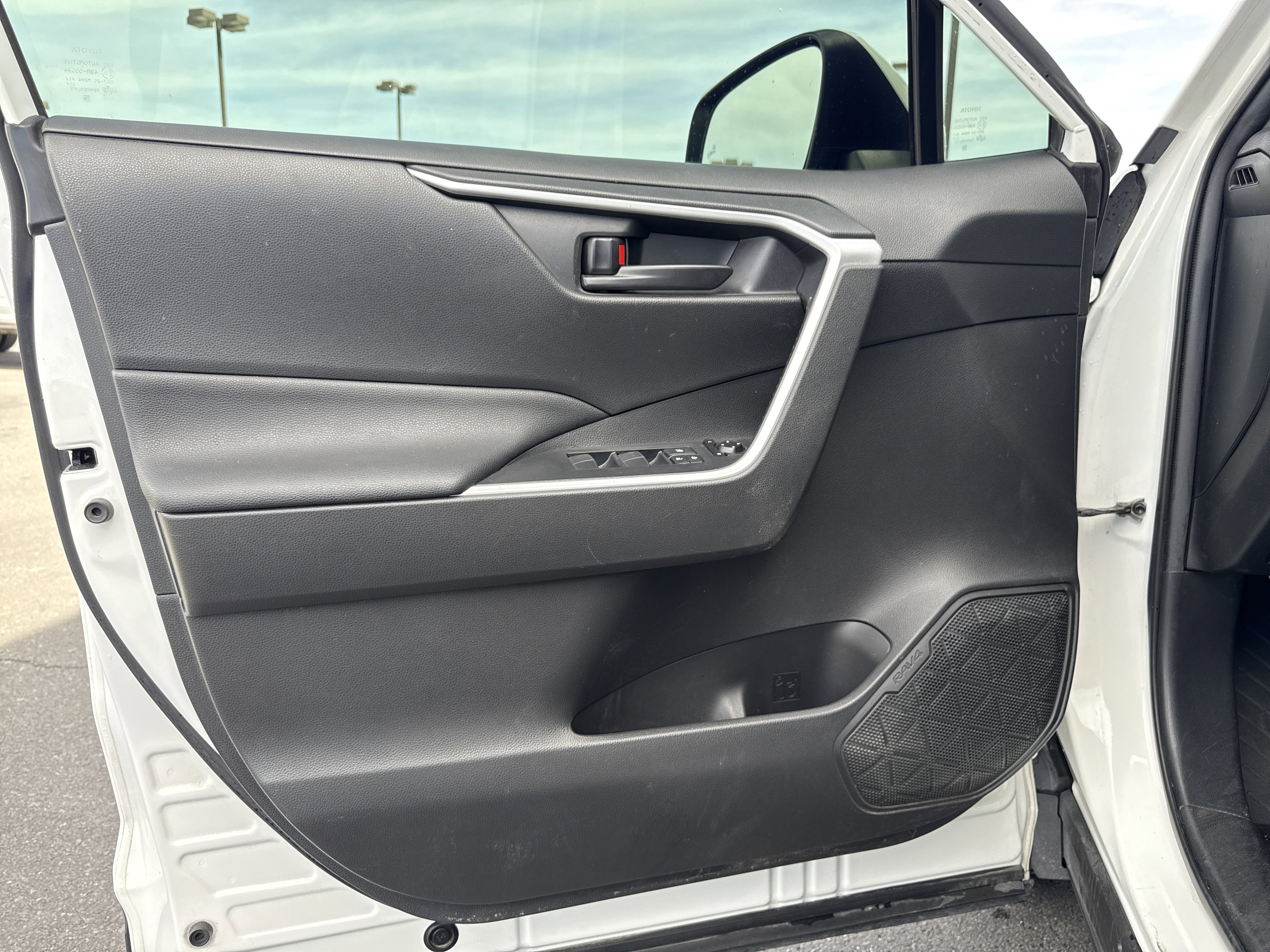 Used 2020 Toyota RAV4 LE image 10