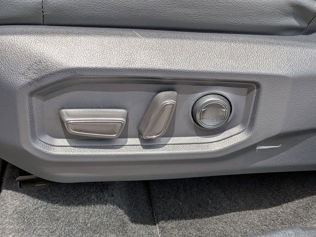 Used 2025 Toyota Tundra Limited AWD/4WD image 16