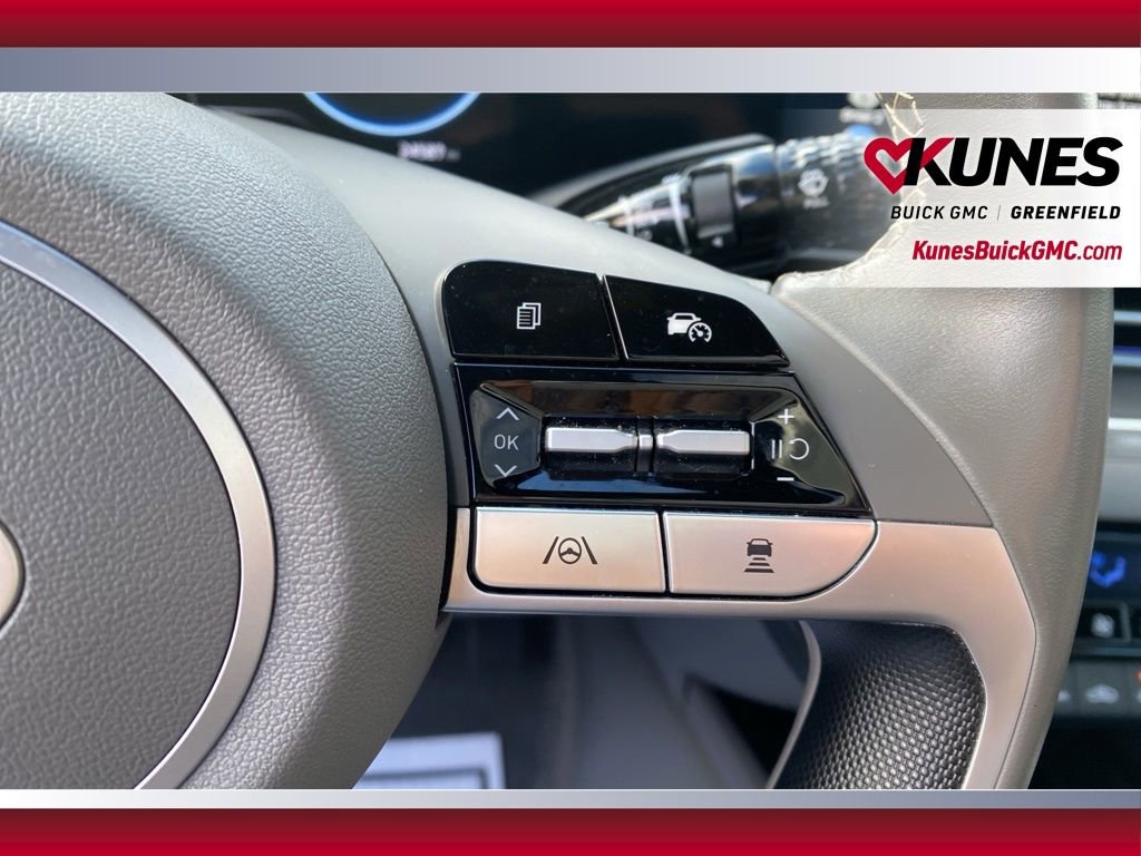 Used 2025 Hyundai Elantra SEL image 23