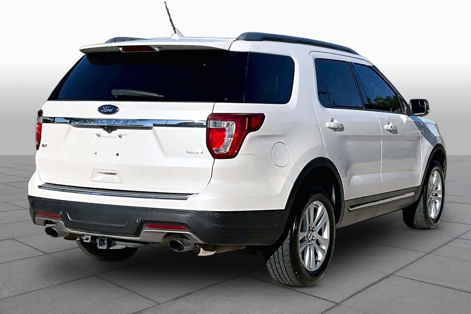 Used 2018 Ford Explorer XLT w/ Equipment Group 202A AWD/4WD image 13