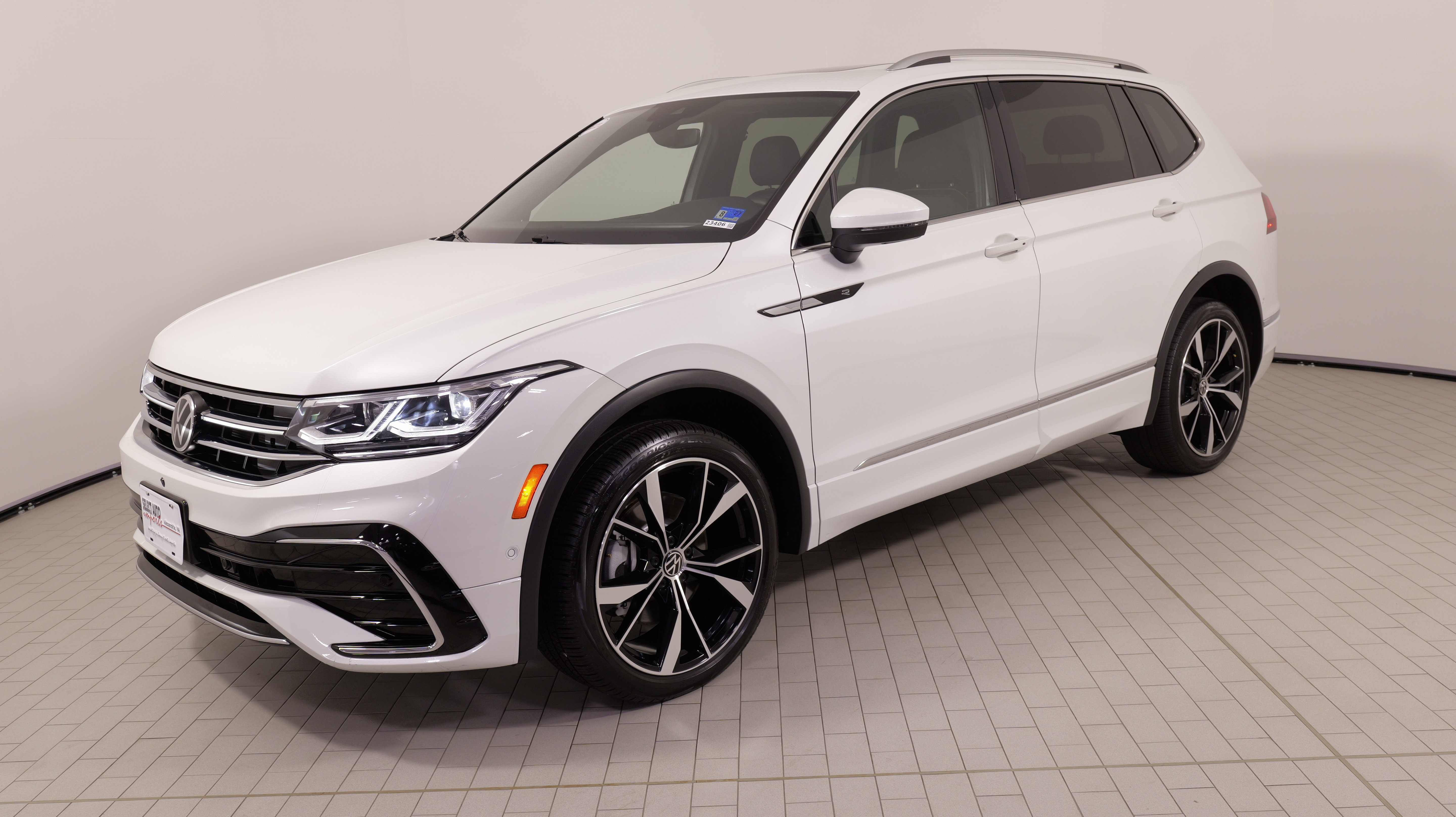 Used 2024 Volkswagen Tiguan SEL R-Line AWD/4WD image 2