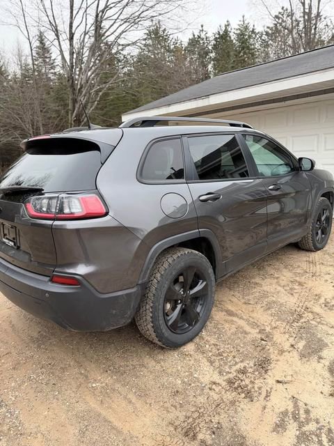 Used 2019 Jeep Cherokee Latitude Plus AWD/4WD image 3