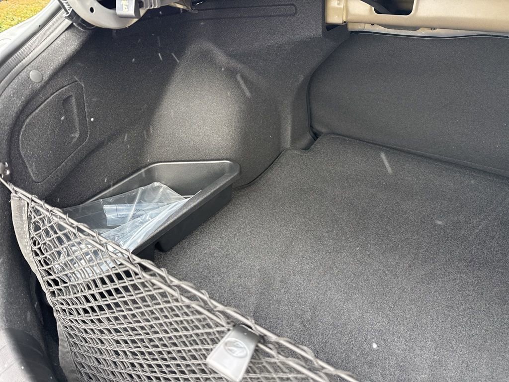 Used 2025 Hyundai Elantra SE w/ Cargo Package image 22