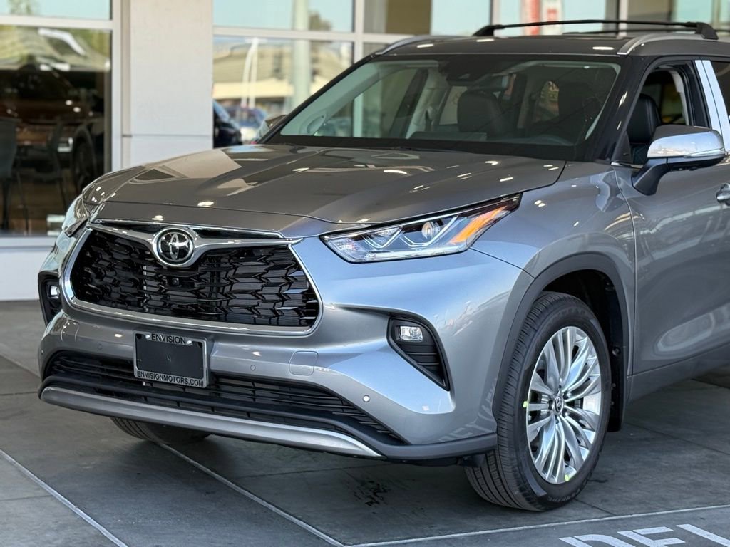 New 2026 Toyota Highlander Platinum image 3