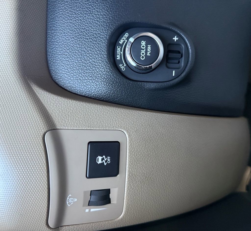 Used 2013 Kia Soul ! w/ Premium Pkg FWD image 24