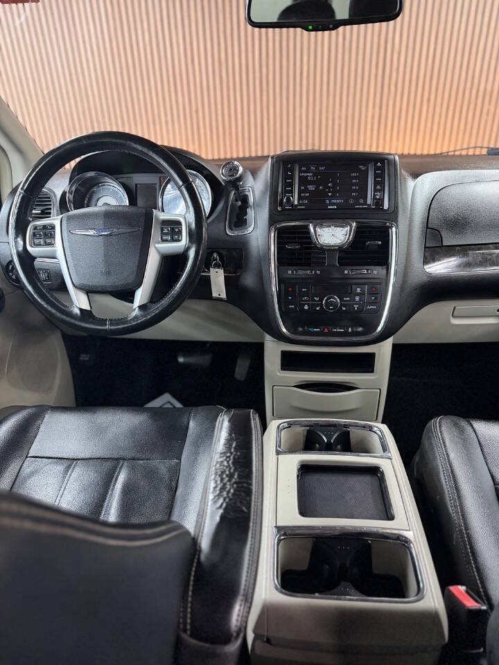 Used 2015 Chrysler Town & Country Touring w/ Driver Convenience Group FWD image 11