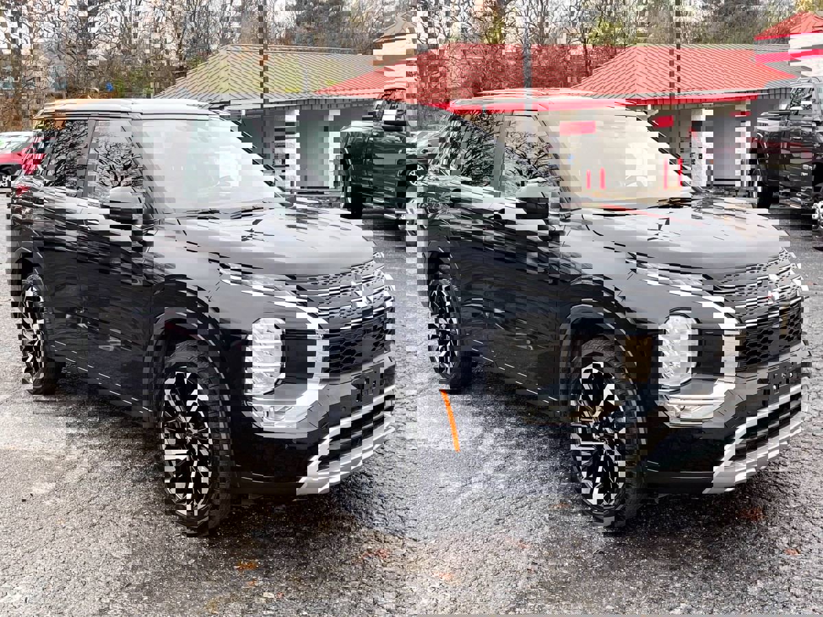 Used 2023 Mitsubishi Outlander SE image 2