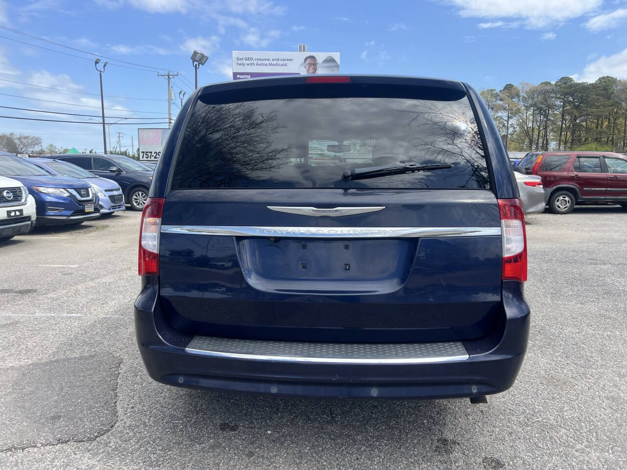 Used 2013 Chrysler Town & Country Touring-L w/ Entertainment Group #2 FWD image 8