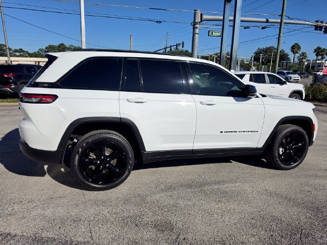 Used 2024 Jeep Grand Cherokee Limited w/ Black Appearance Package AWD/4WD image 6
