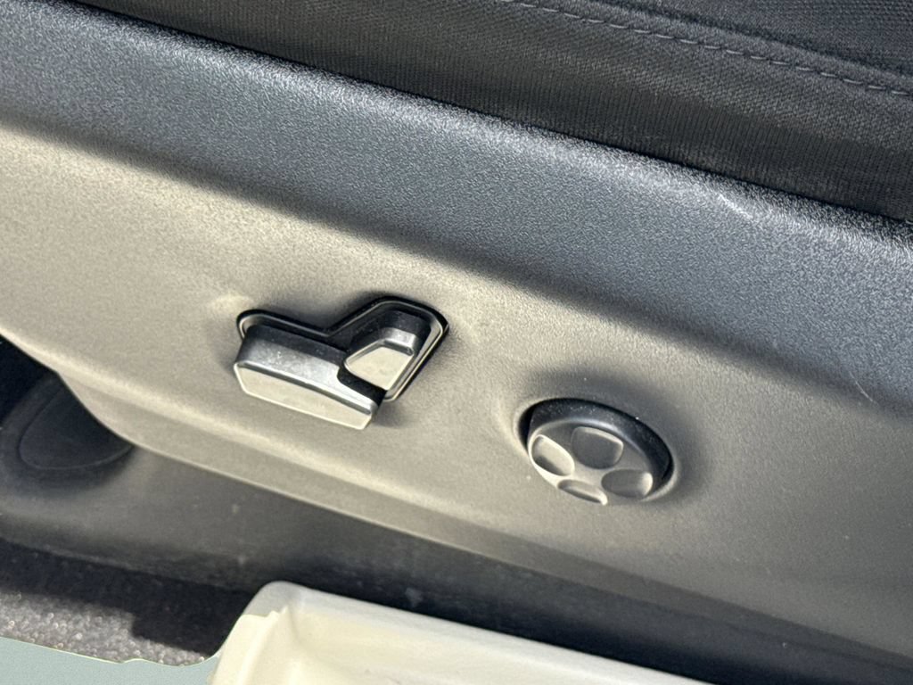 Used 2023 Chrysler Voyager LX FWD image 29