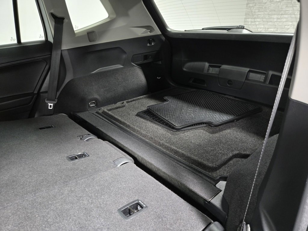 Used 2020 Volkswagen Tiguan SE w/ Panoramic Sunroof Package image 39