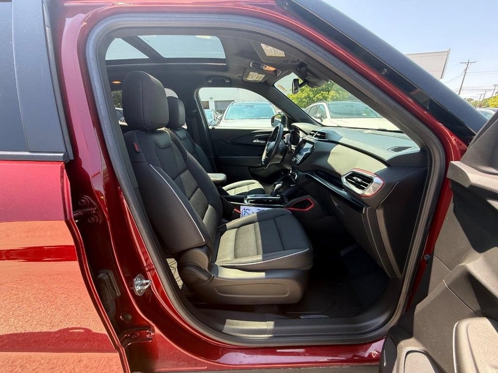 Used 2022 Chevrolet TrailBlazer RS w/ Sun and Liftgate Package FWD image 11