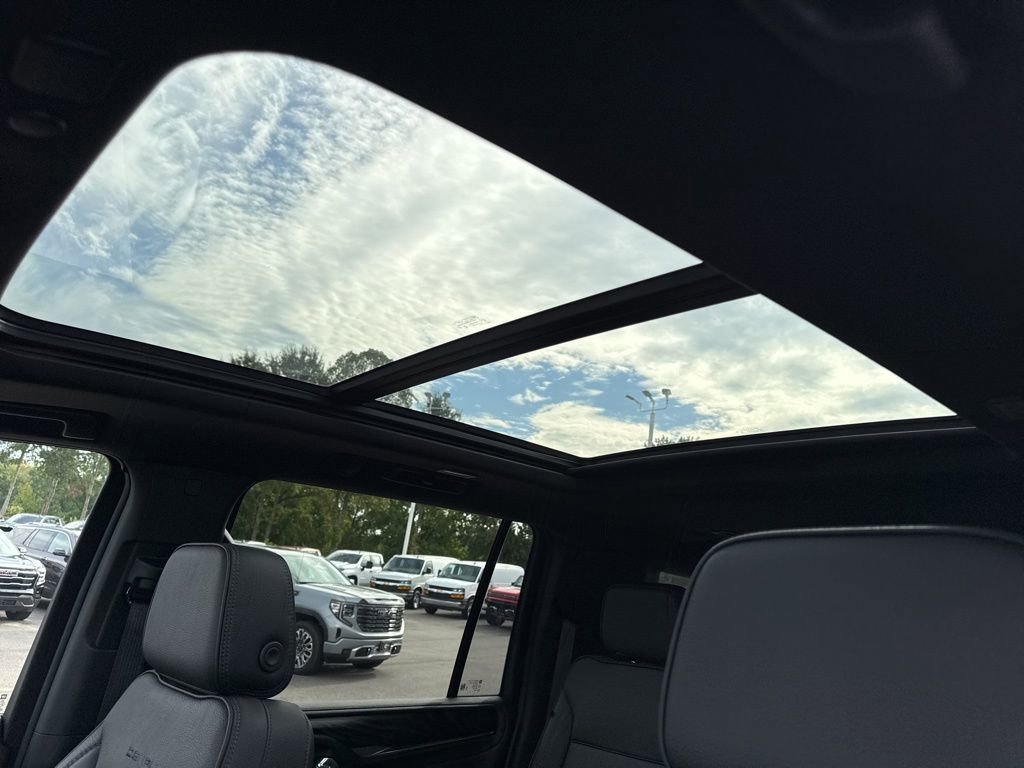 Used 2024 GMC Yukon XL Denali image 12