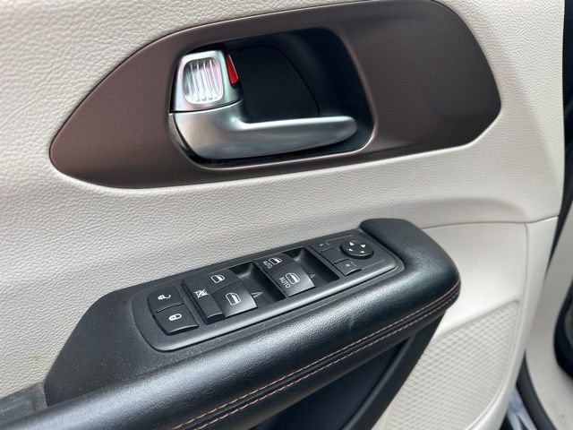 Used 2019 Chrysler Pacifica Touring Plus w/ Advanced Safetytec Group FWD image 4