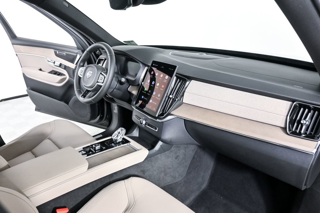 Certified 2025 Volvo XC90 B6 Plus image 27
