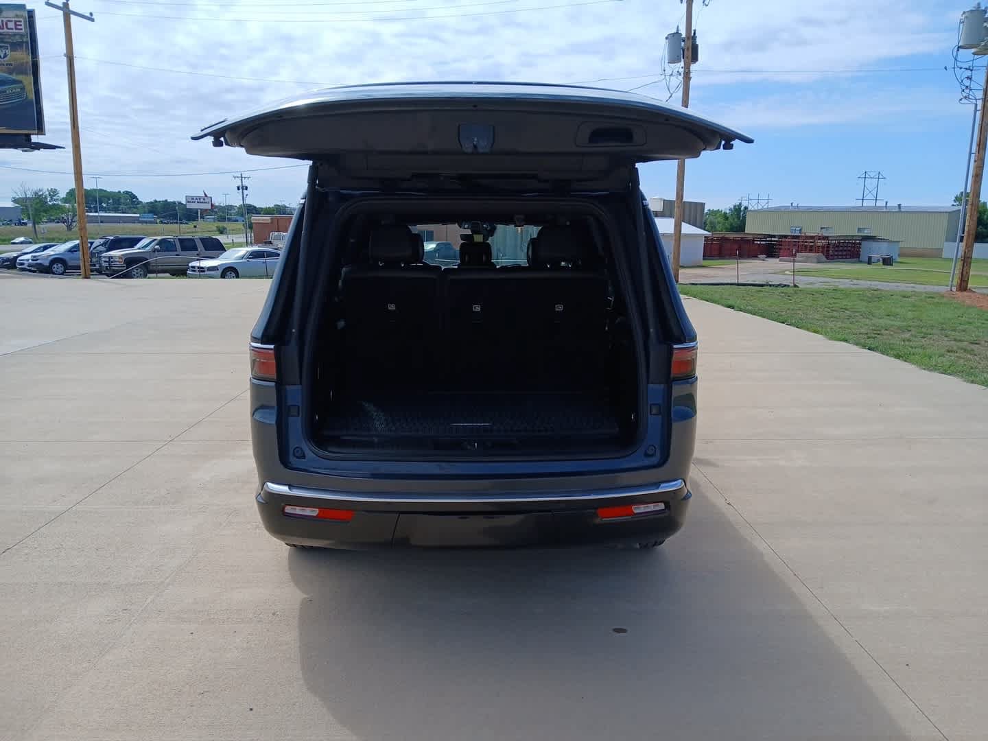 Used 2024 Jeep Wagoneer 4WD image 5