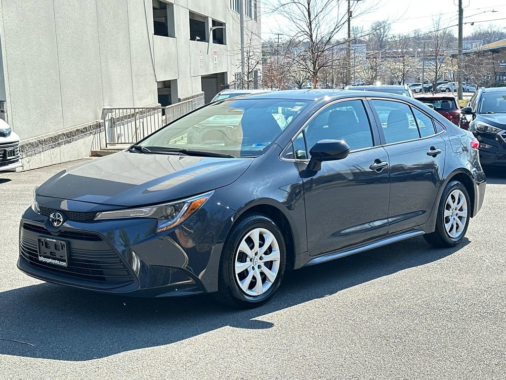 Used 2025 Toyota Corolla LE image 2