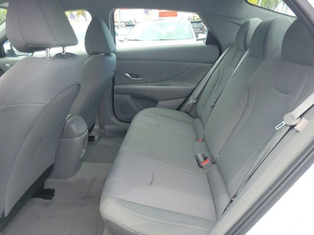 Certified 2025 Hyundai Elantra SE w/ Cargo Package FWD image 7