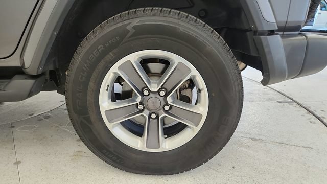 Used 2018 Jeep Wrangler Unlimited Sahara AWD/4WD image 9