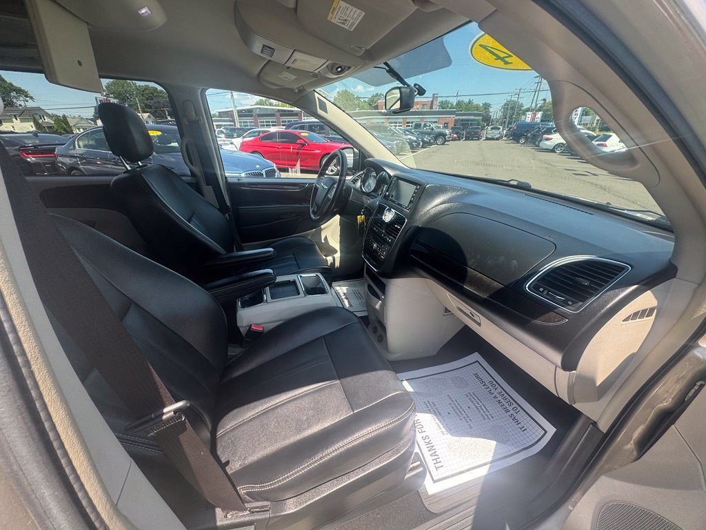 Used 2014 Chrysler Town & Country Touring FWD image 21