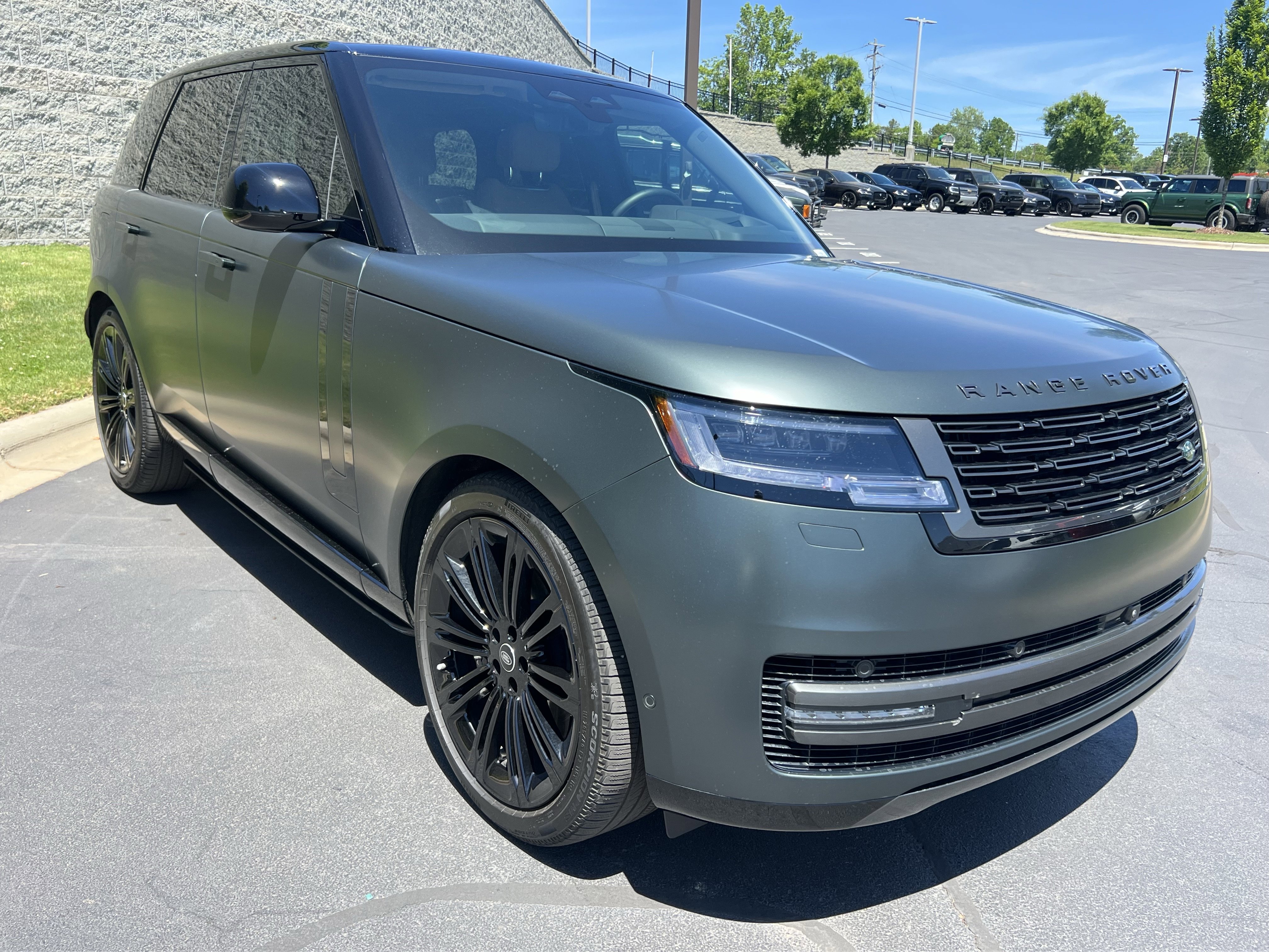 Certified 2025 Land Rover Range Rover SE AWD/4WD image 9