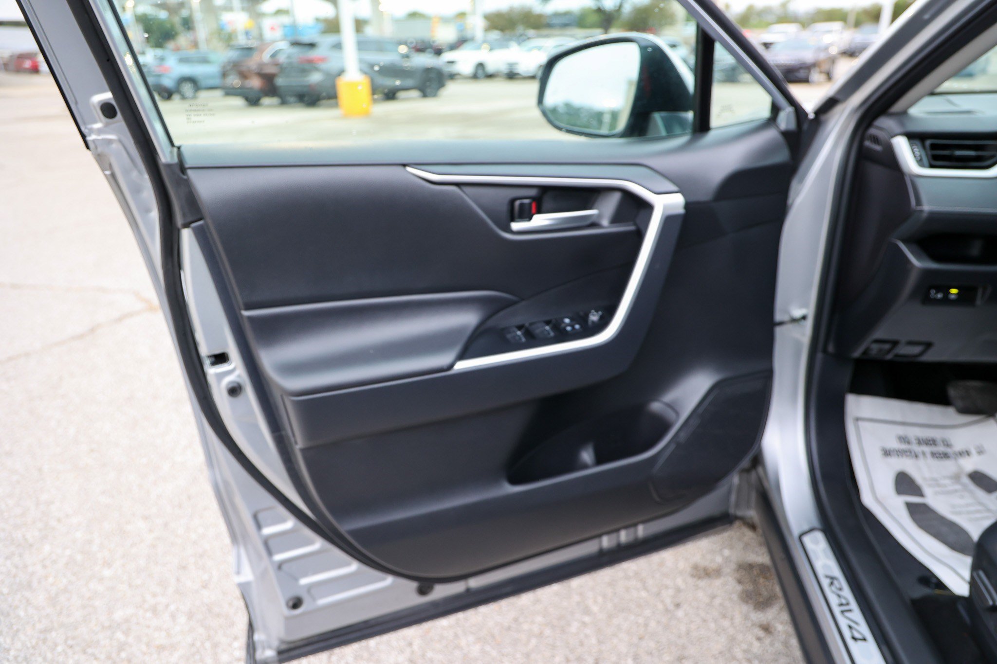 Certified 2025 Toyota RAV4 XLE FWD image 31