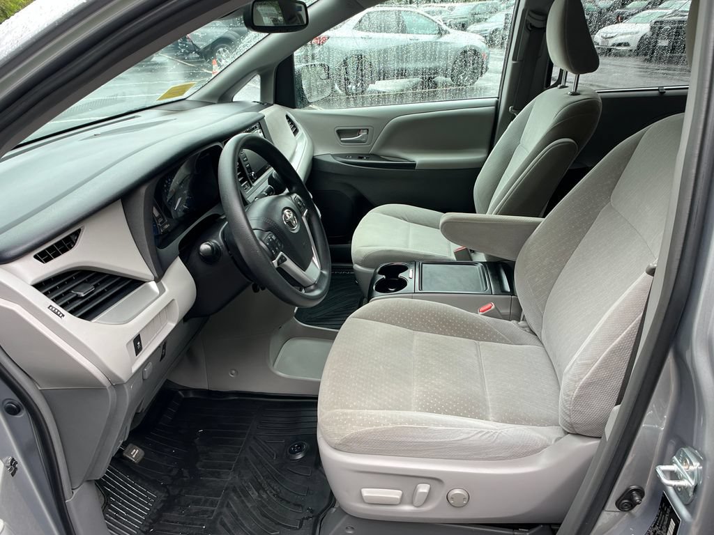 Used 2018 Toyota Sienna LE AWD/4WD image 9