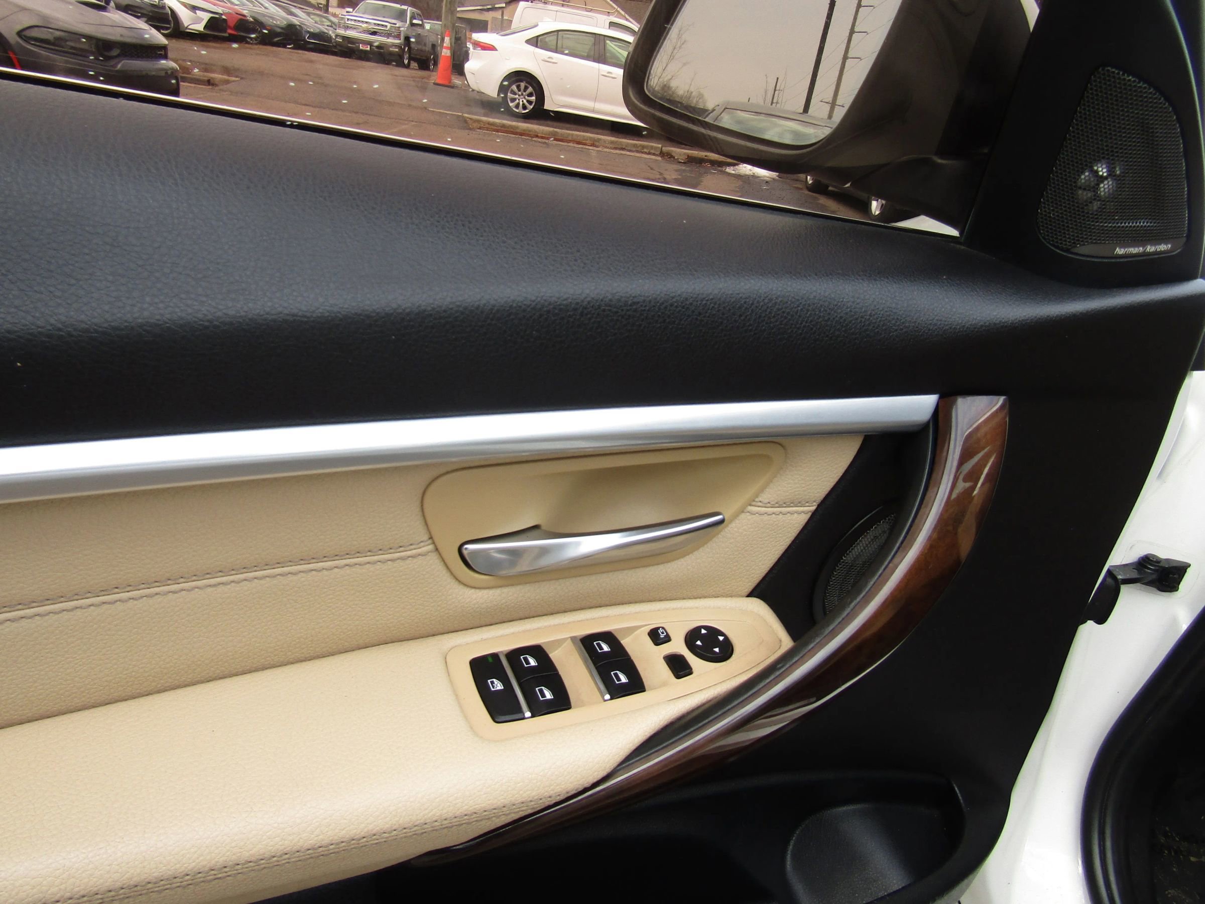 Used 2018 BMW 330i xDrive Sedan w/ Premium Package image 16