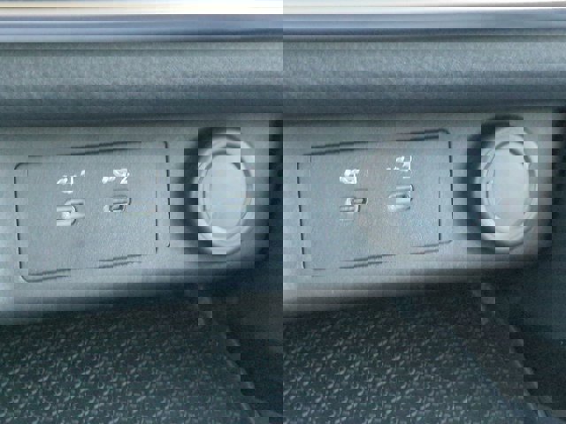 Used 2025 Nissan Rogue S image 21