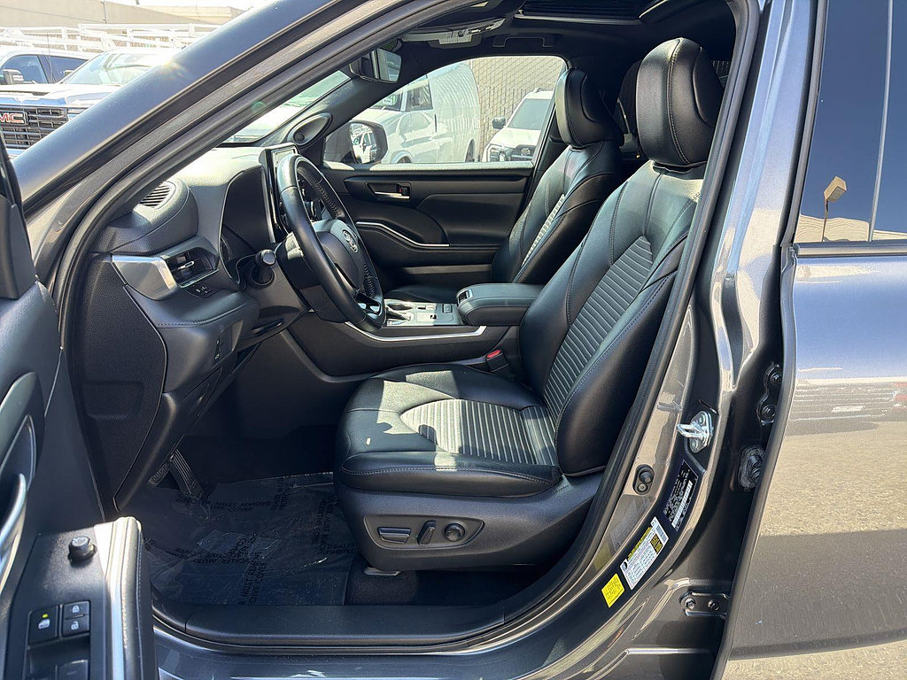 Used 2021 Toyota Highlander XSE FWD image 19